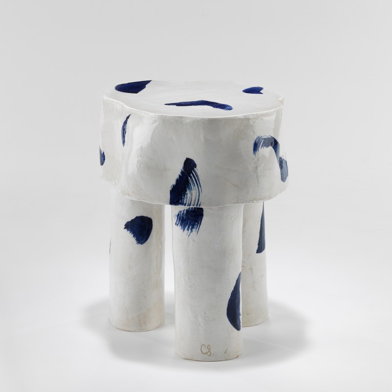 <a href="https://www.galeriegosserez.com/artistes/salomon-celine.html">Céline Salomon</a> - Owen - Table d'appoint Bleue & Blanche